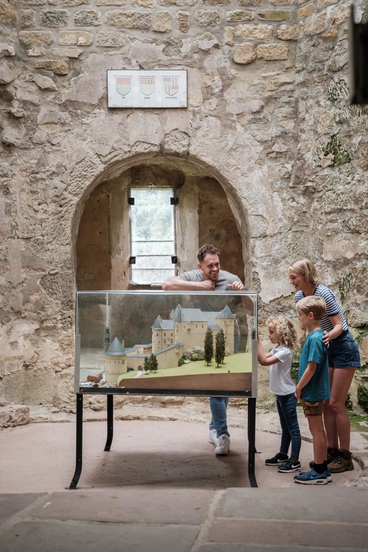 Een gezin kijkt naar een miniatuurversie van het kasteel van Beaufort