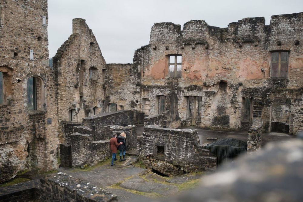 Les visiteurs explorent les ruines du château de Larochette