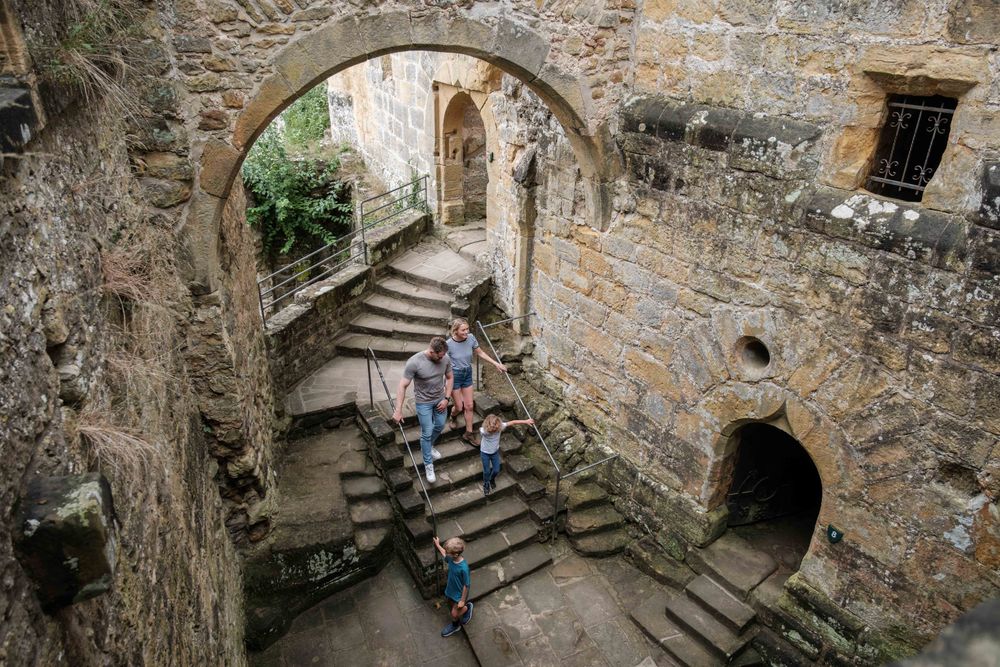 Une famille explore le château de Beaufort