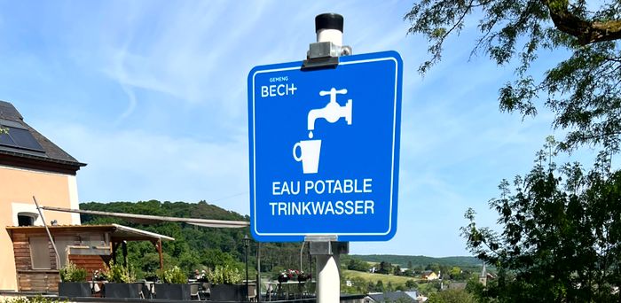Une fontaine d'eau potable à Bech à côté de la « Becher Gare »
