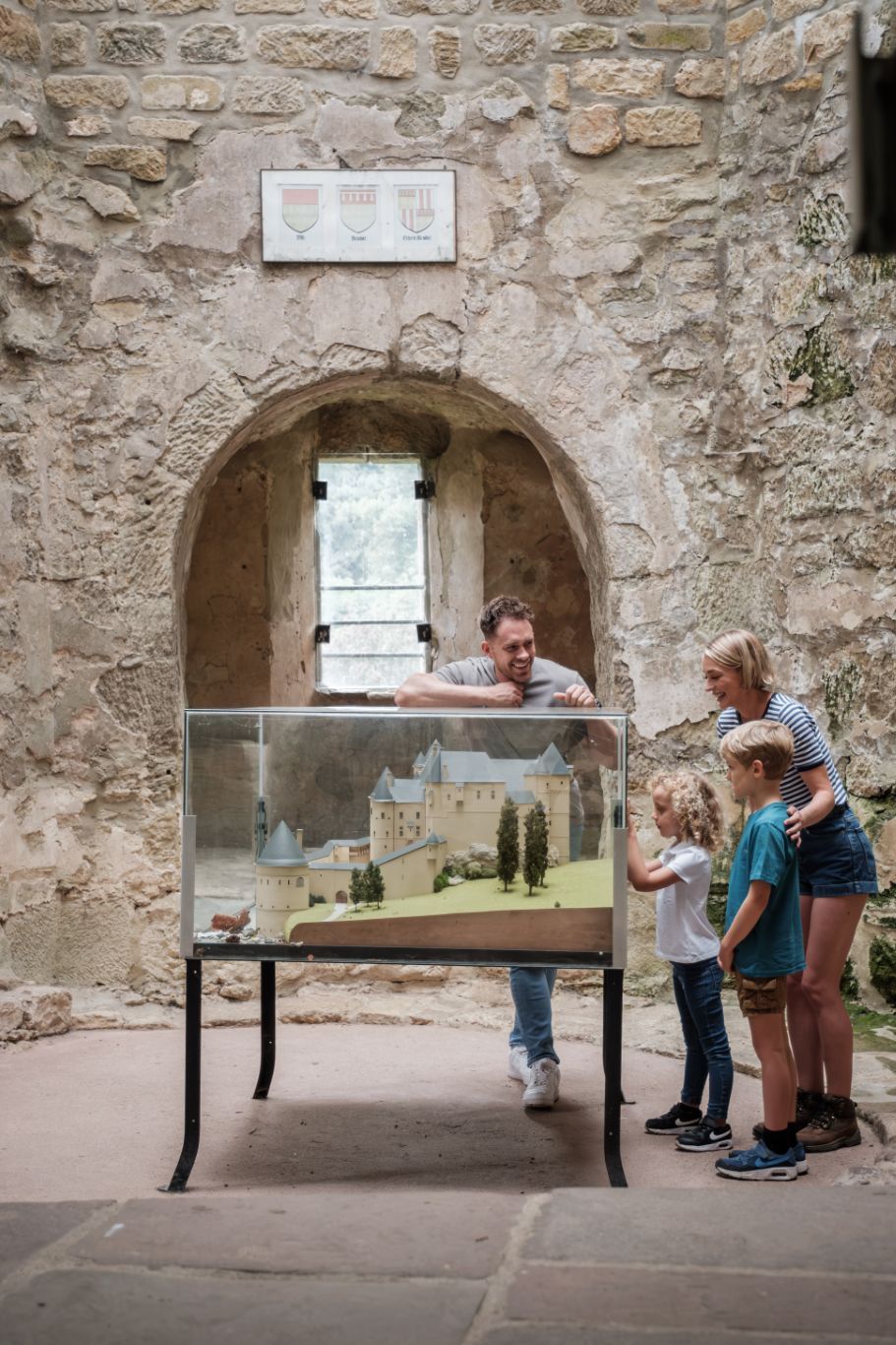 Een gezin kijkt naar een miniatuurversie van het kasteel van Beaufort
