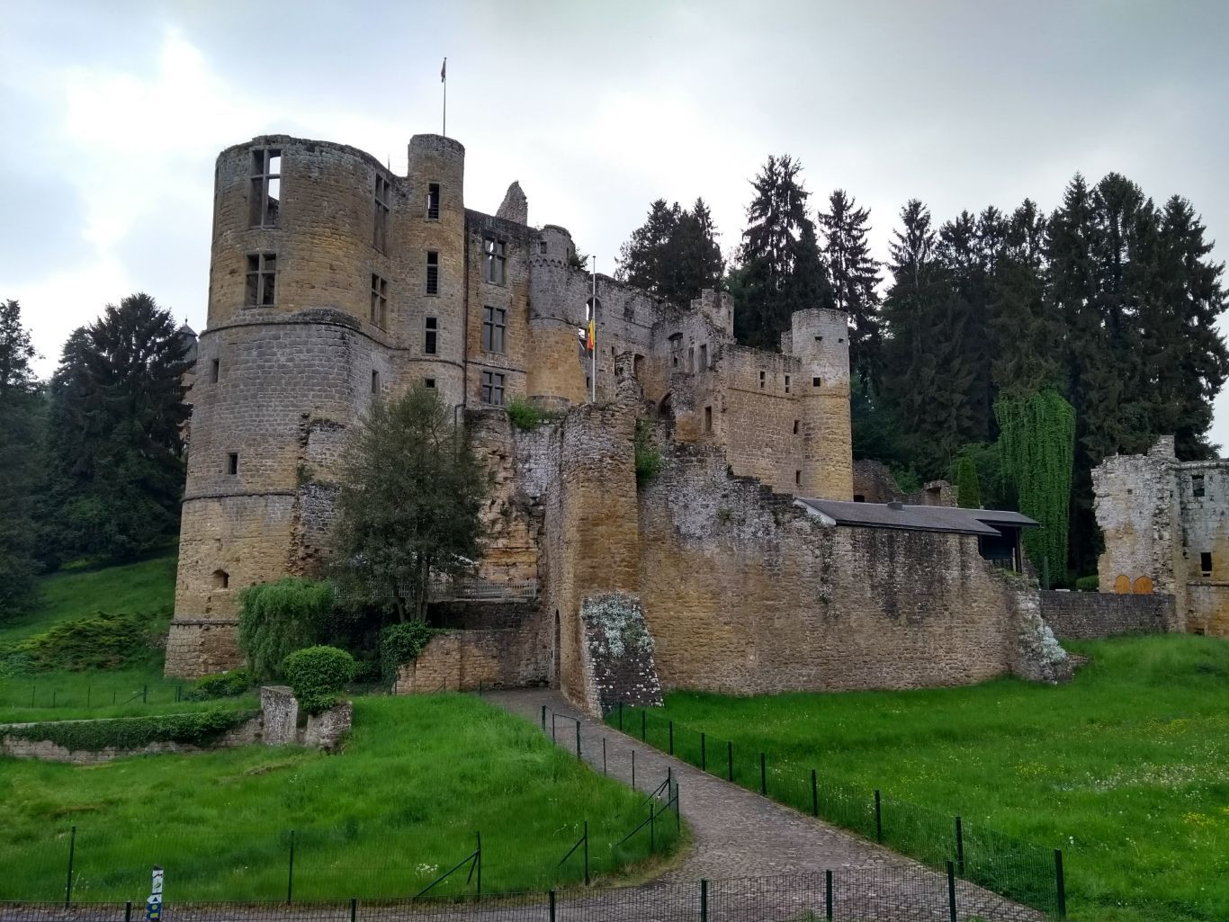 Blick auf das Beauforter Schloss und seine Umgebung.