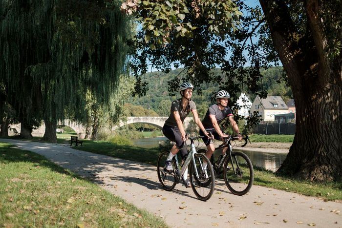 Deux cyclistes traversant le parc d'Echternach