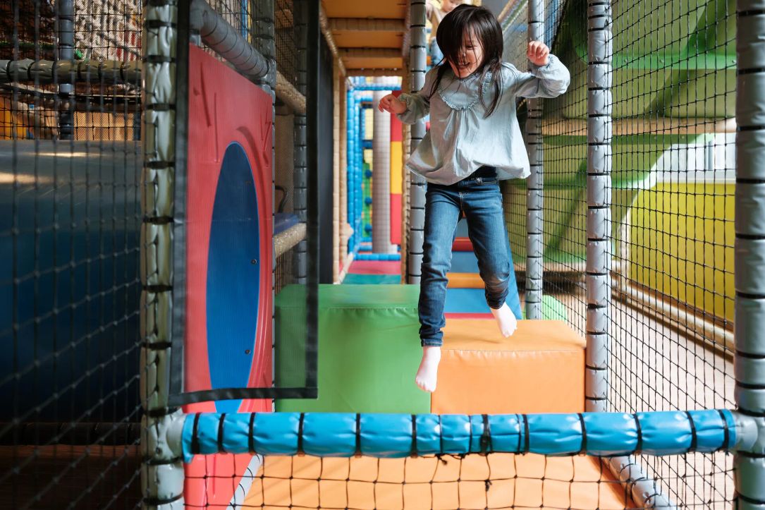 Kids playing in the indoor playground of the youth hostel in Echternach.