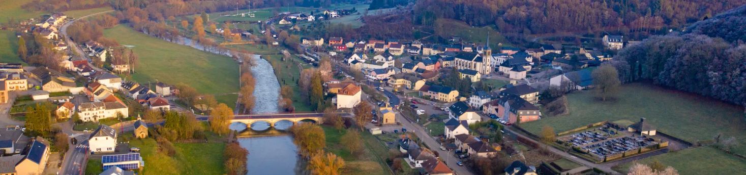 Drohnenaufnahme mit weitem Blick über Reisdorf und die umliegende Landschaft.