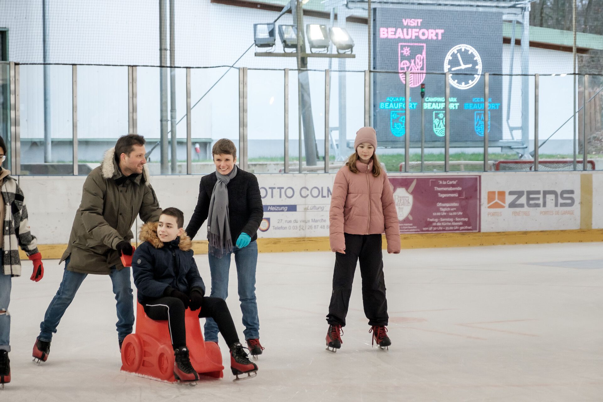 Eine Familie beim Schlittschuhlaufen im Ice Park Beaufort.