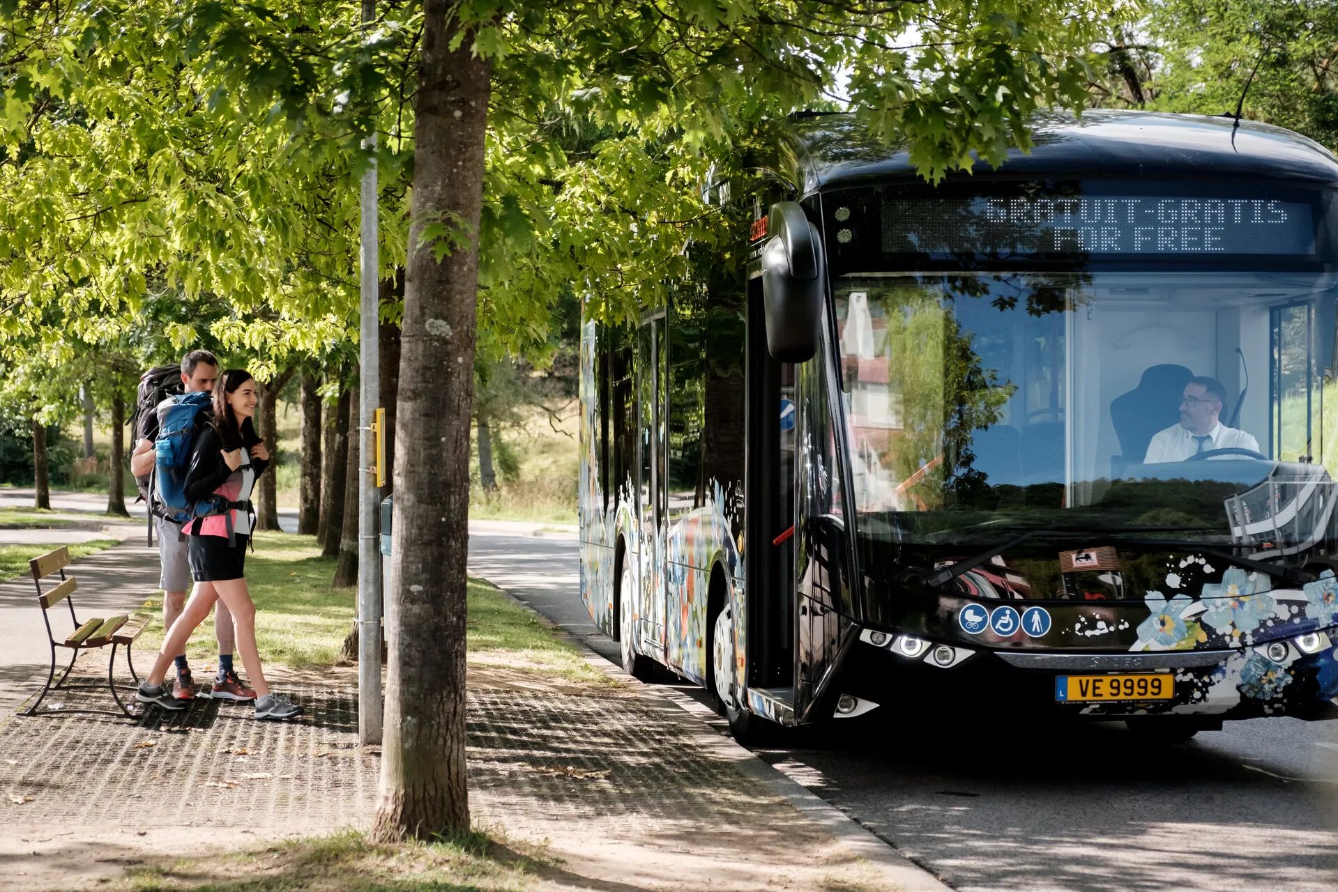 Twee wandelaars maken gebruik van het gratis openbaar vervoer