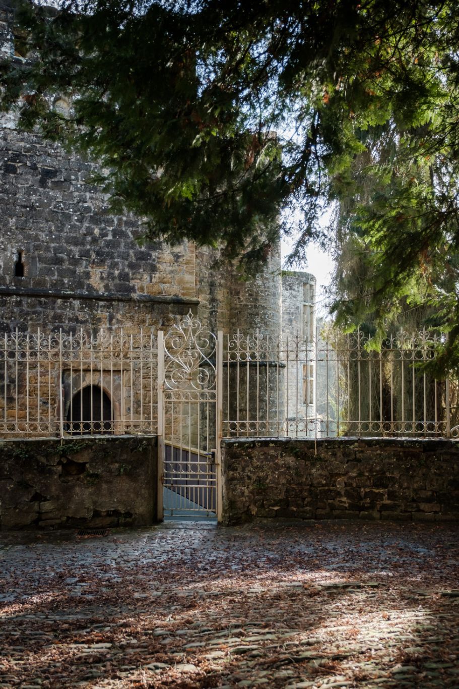 Dekoratives Tor und kleiner Eingang am Beaufort Castle
