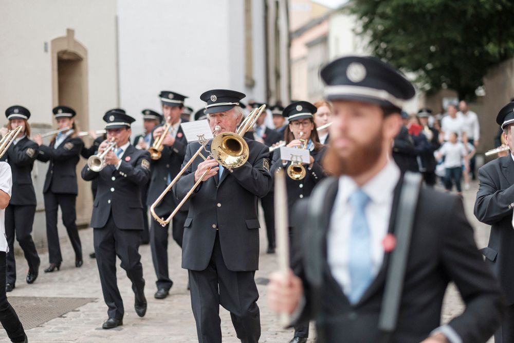 Musiciens jouant de la musique pendant la Procession dansante d'Echternach