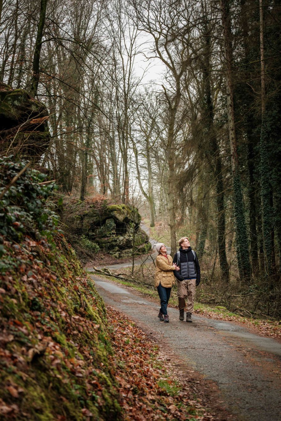 Wandelaars op de Mullerthal Trail Route 2 in Scheidgen bij de “Härgottskapp”.