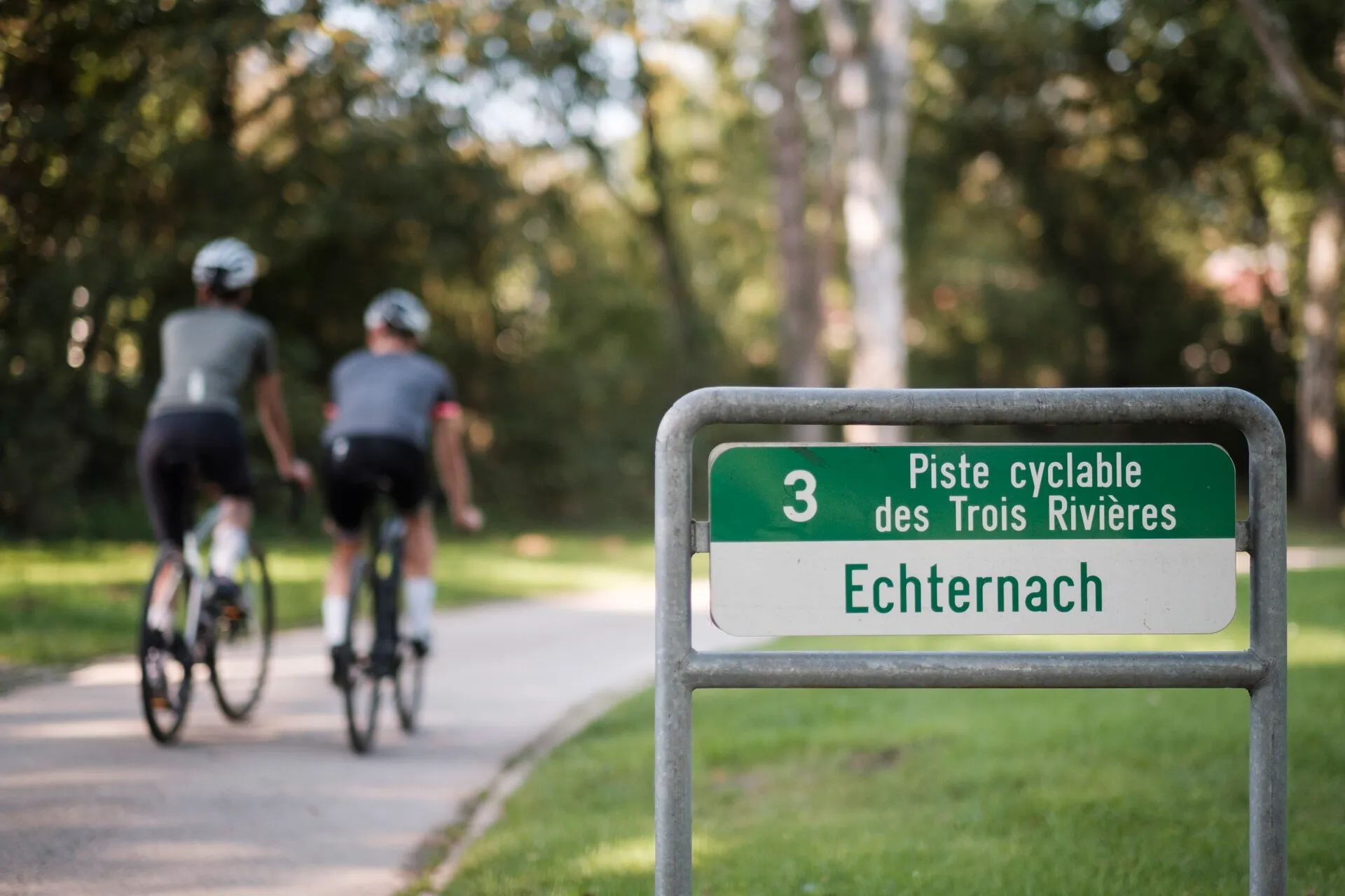 Twee fietsers rijden op het nationale fietspad