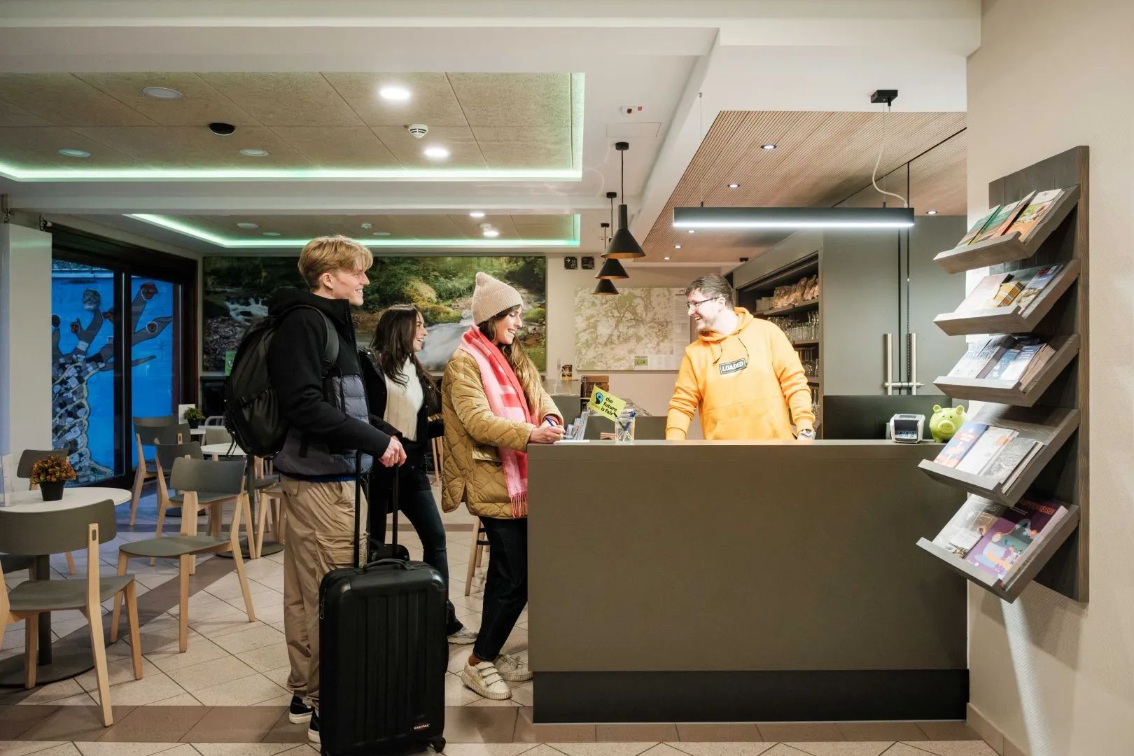 Receptie van de jeugdherberg in Larochette, gasten bij het inchecken.