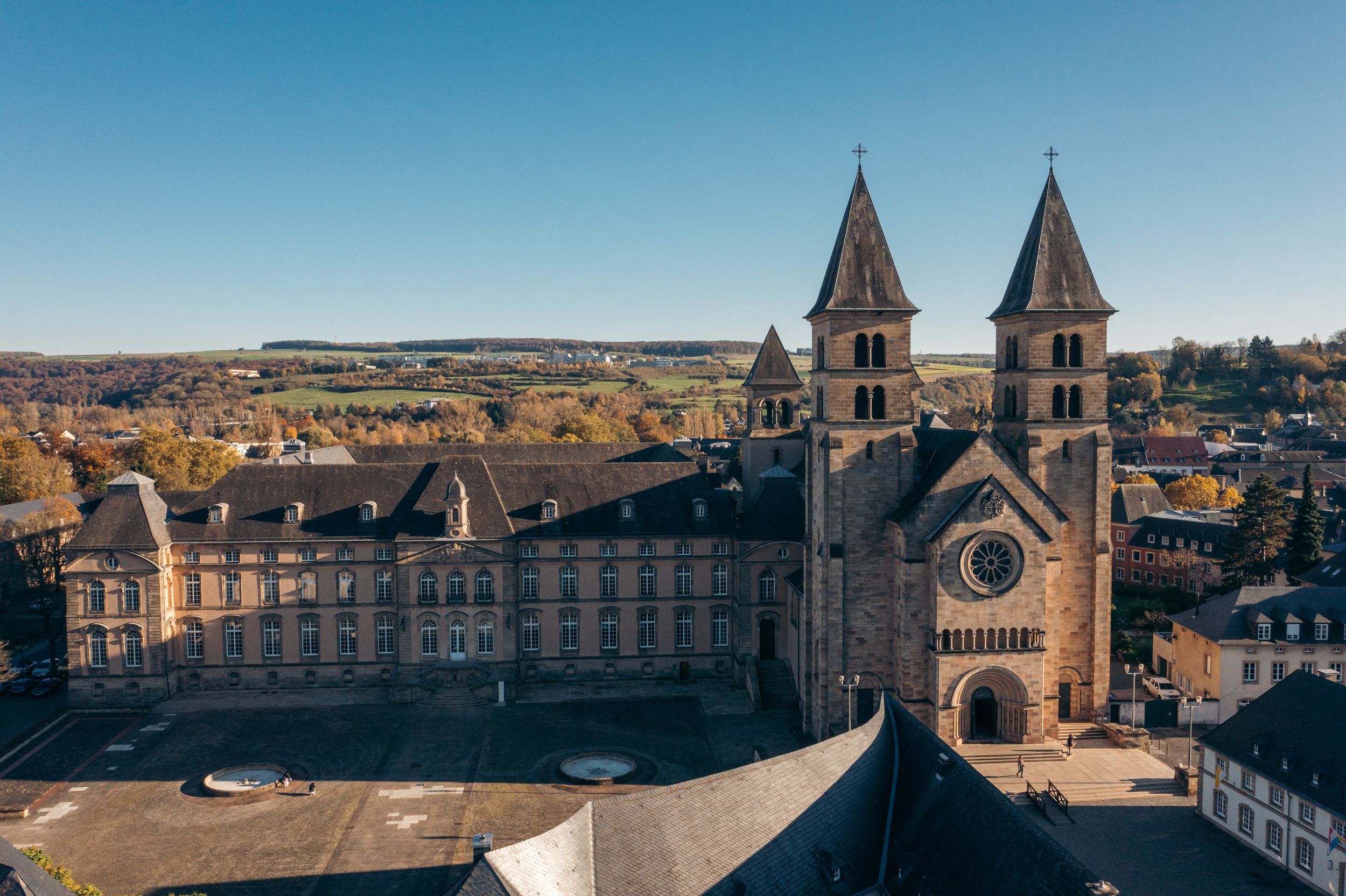 Vue aérienne de la basilique d’Echternach par temps clair.
