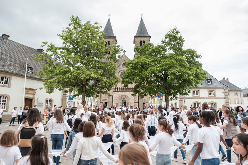 Participants à la Procession dansante d'Echternach devant la basilique