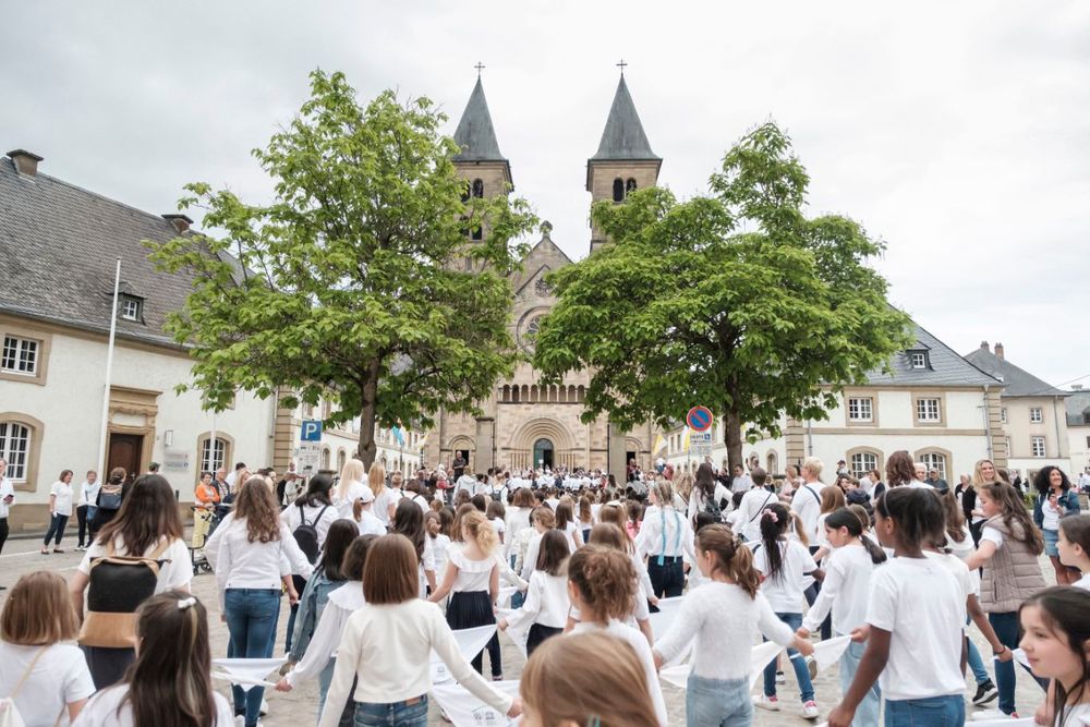 Teilnehmer der Echternacher Springprozession vor der Basilika
