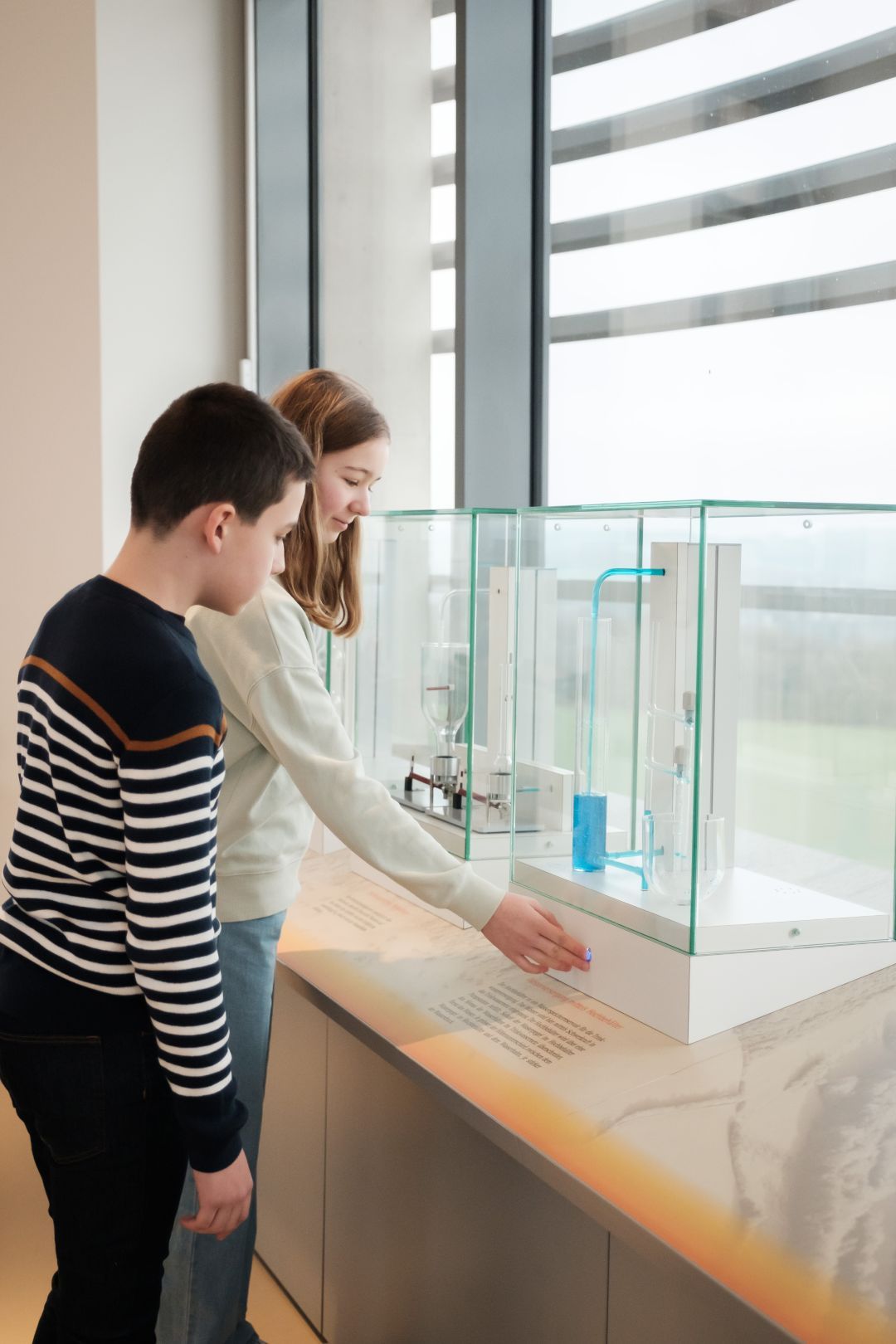 Les enfants explorent une station interactive à l'intérieur de l'Aquatower à Berdorf