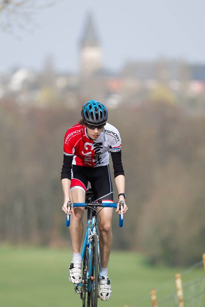 Ein Radfahrer auf einem Rennrad