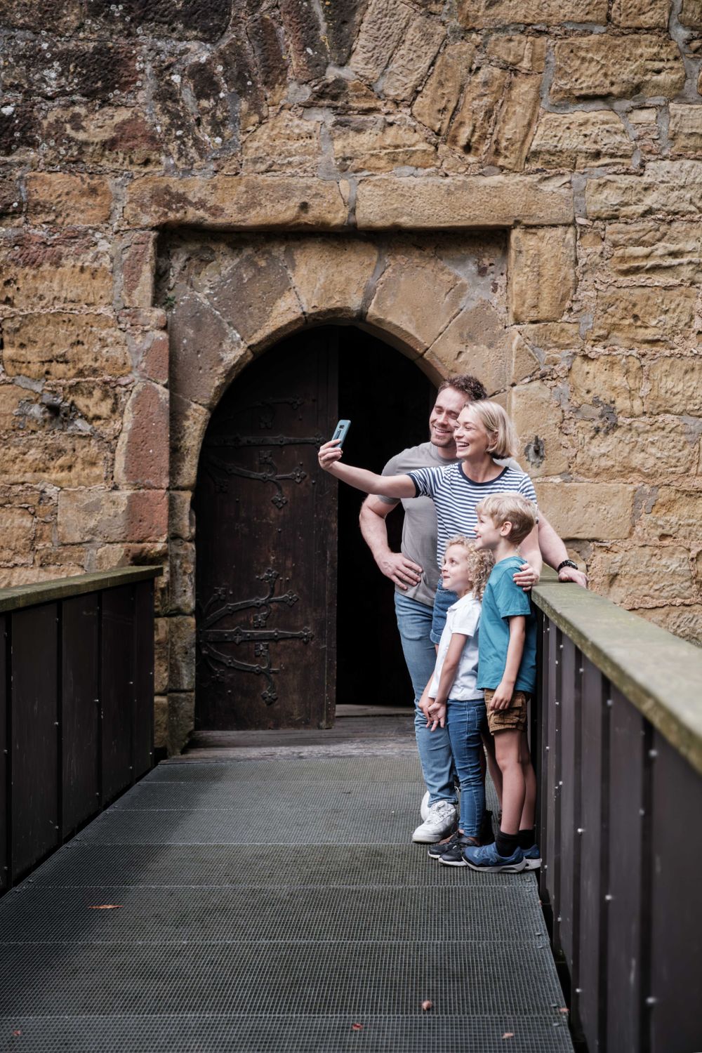Famille prenant une photo au château de Beaufort