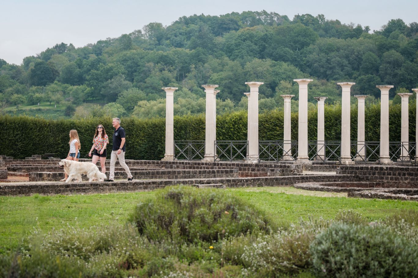 Een familie bezoekt de Romeinse villa in Echternach