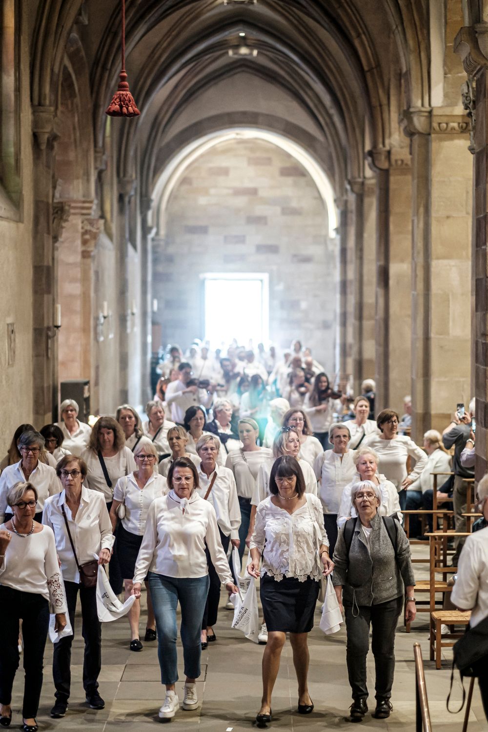 Participants dans le cloître de l'abbaye d'Echternach