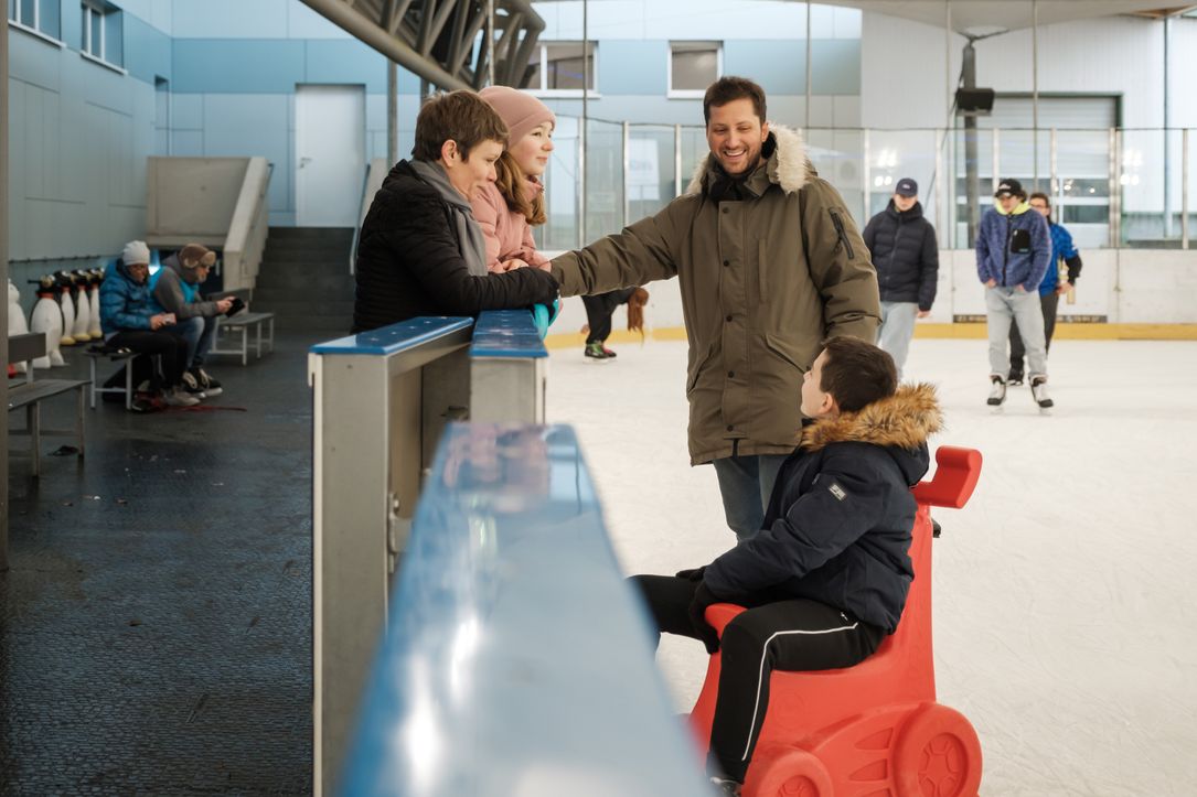 Eine Familie genießt ihre Zeit im Ice Park Beaufort