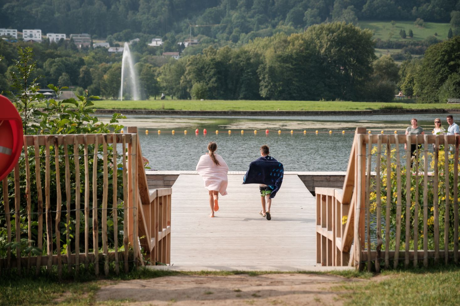 Les personnes qui se baignent dans le lac d'Echternach en été