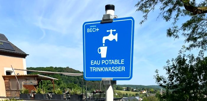 Une fontaine d'eau potable à Bech à côté de la « Becher Gare »