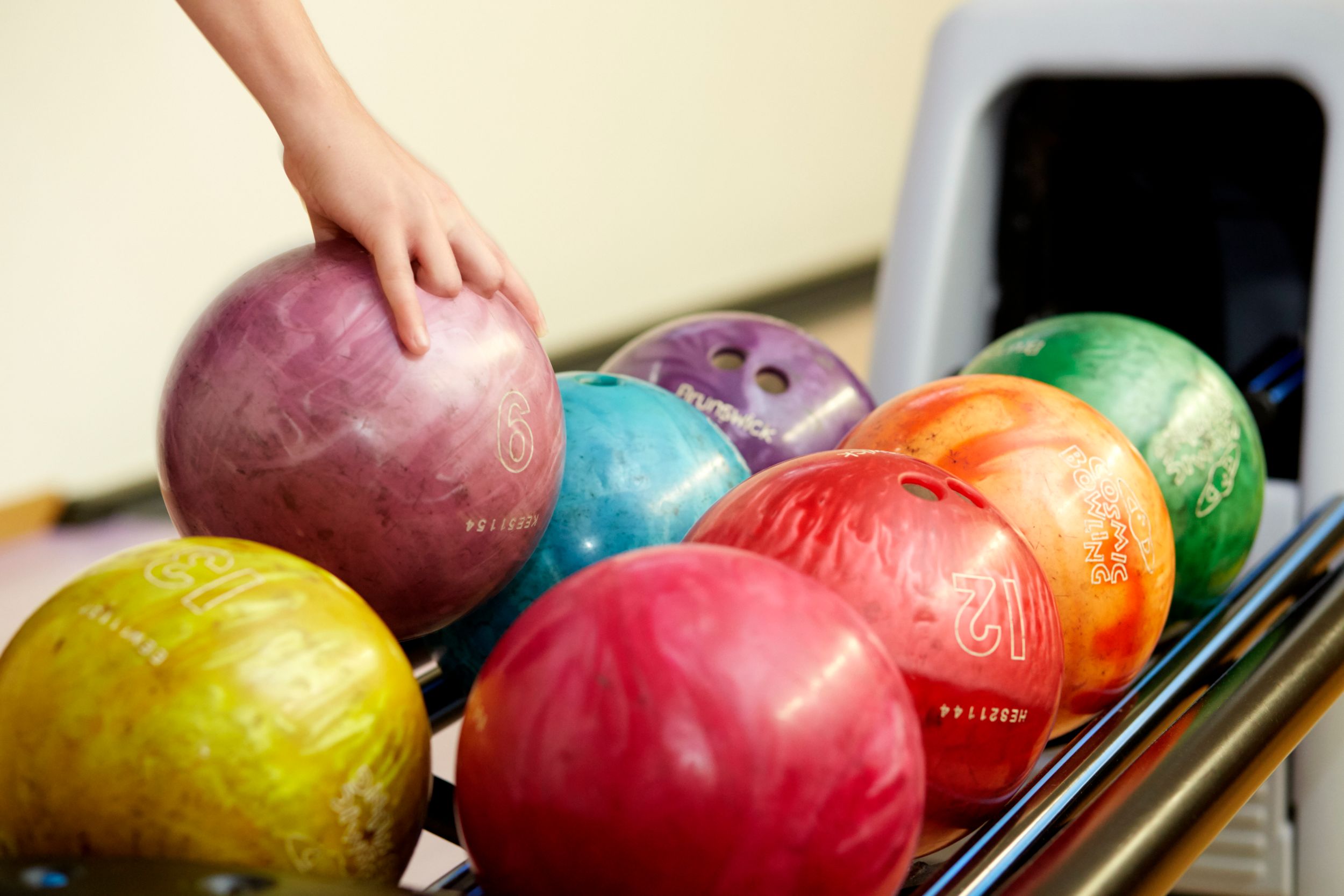 Plaisir du bowling pour tous à l'auberge de jeunesse de Beaufort