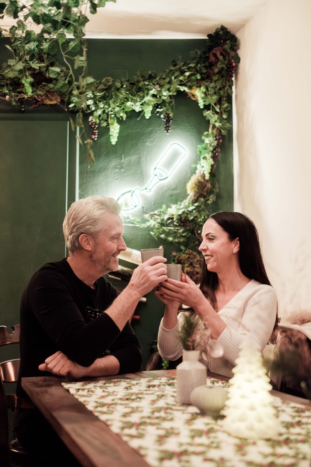 Couple trinque dans une atmosphère cosy