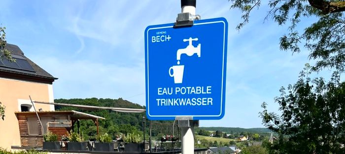 Een drinkfontein in Bech naast het “Becher Gare”.