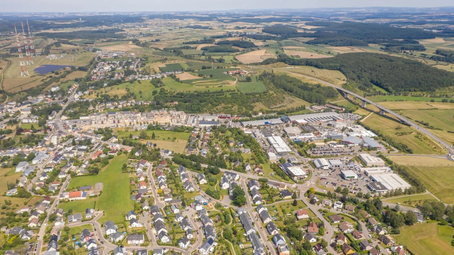 Drone shot with a wide view over Junglinster and its lush surroundings.