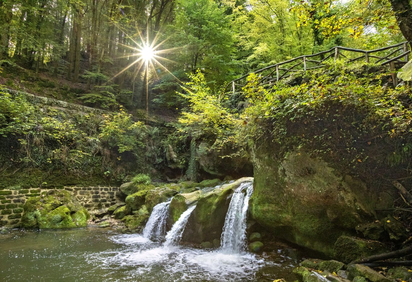 Schéissendëmpel waterval met brug in Mullerthal Regio