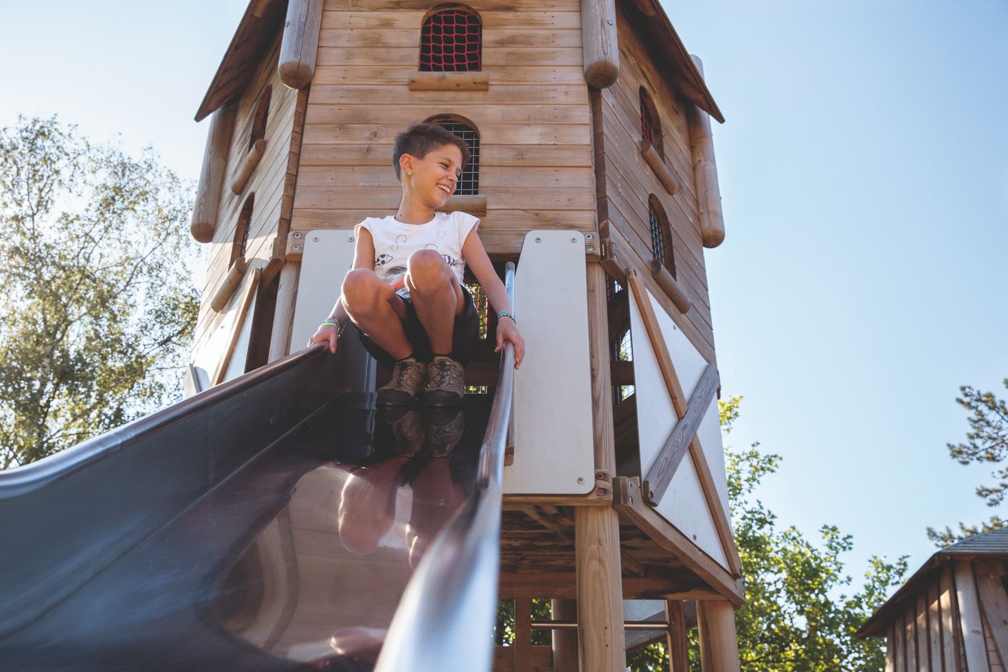 Ein Kind rutscht auf dem Spielplatz in Rosport eine Rutsche hinunter