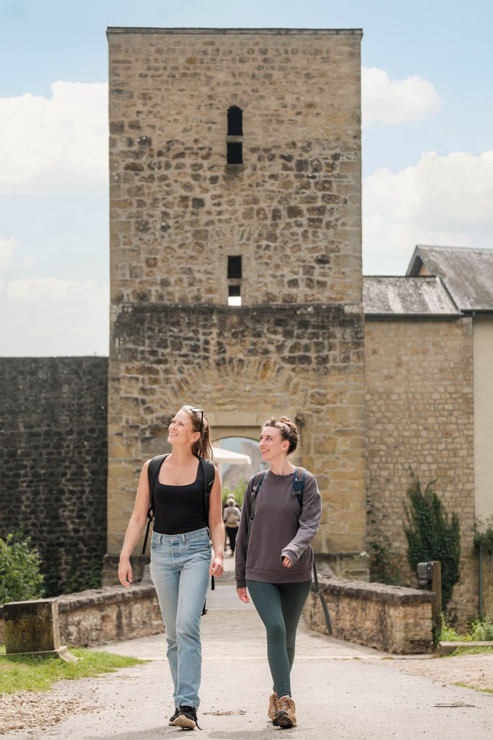 Deux visiteurs à l'entrée en pierre du château de Larochette