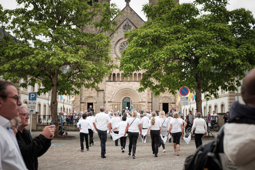 Participants à la Procession dansante d'Echternach devant la basilique