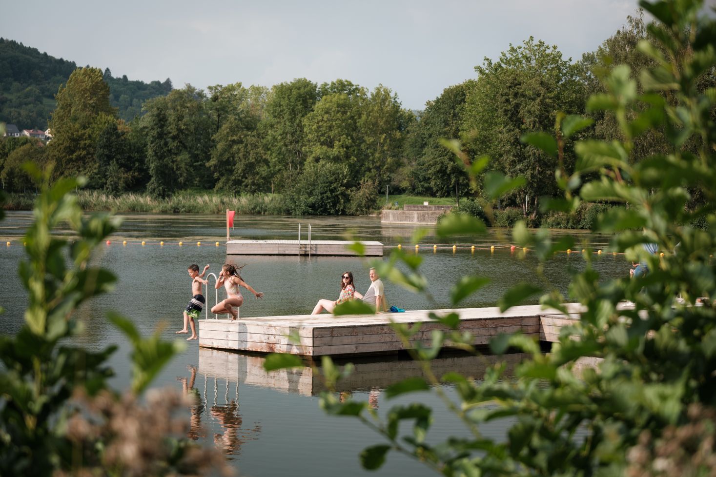 Personnes se baignant dans le lac d'Echternach en été