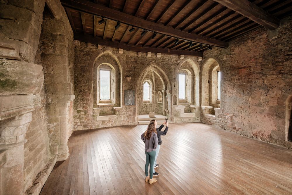 Visiteurs prenant des photos au château de Larochette