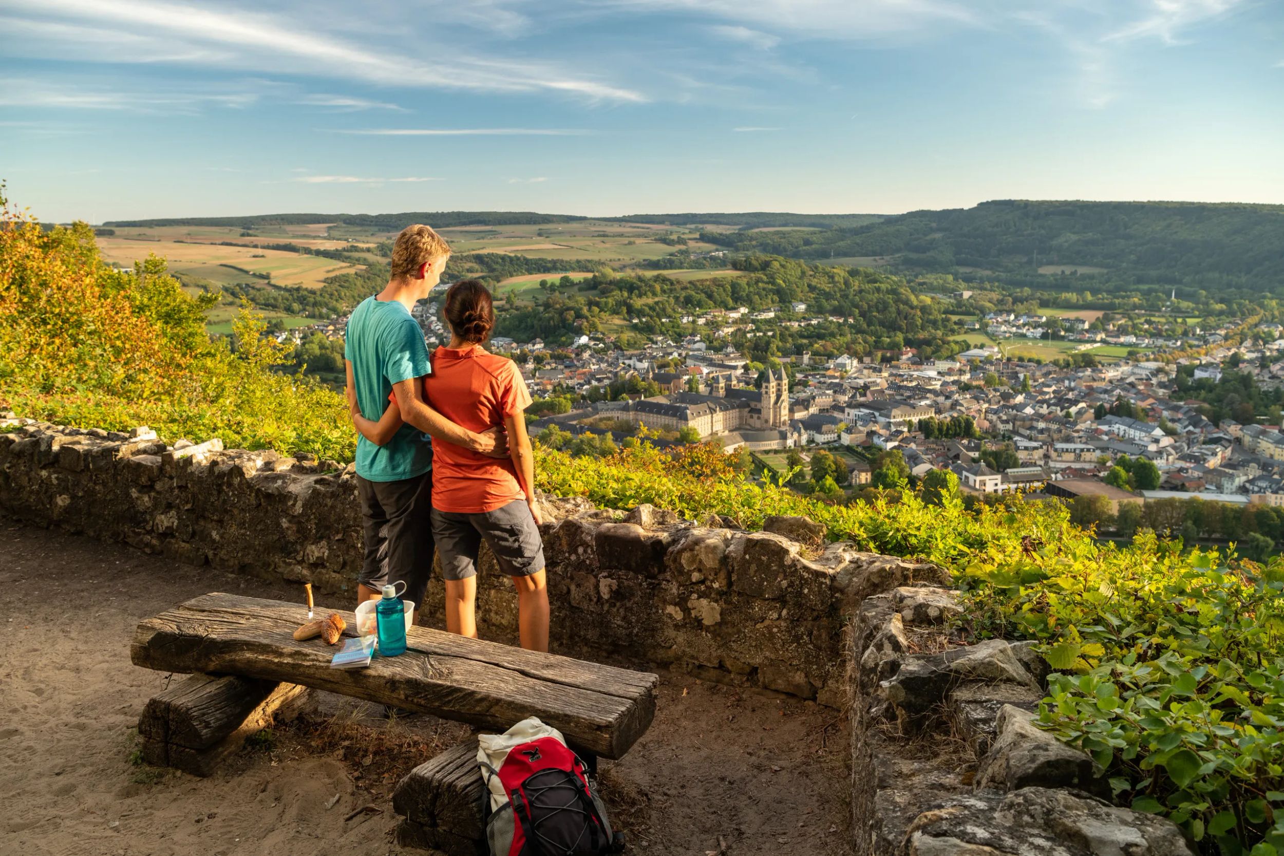 Jeunes randonneurs profitant de la vue depuis la Liboriuskapelle sur Echternach