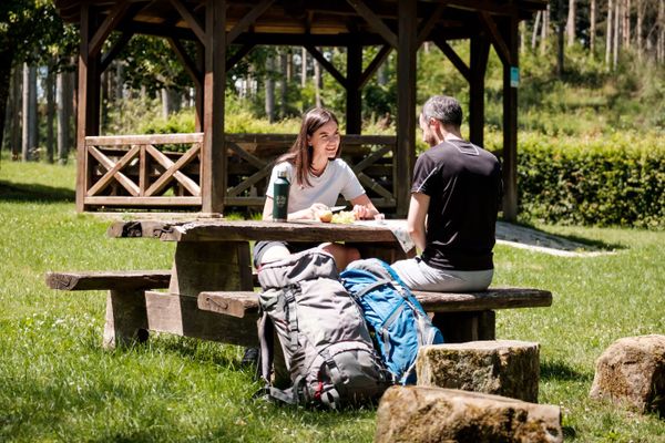 Twee personen die picknicken op de picknickplek in Beaufort