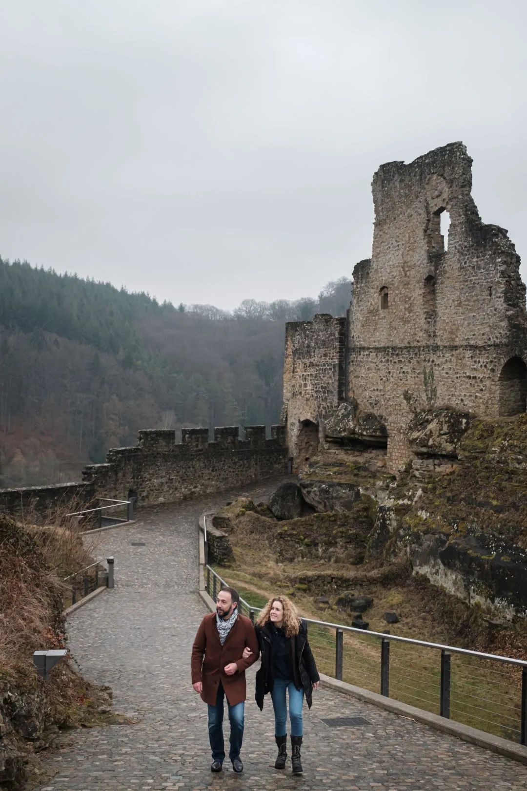 Les visiteurs explorent les ruines du château de Larochette