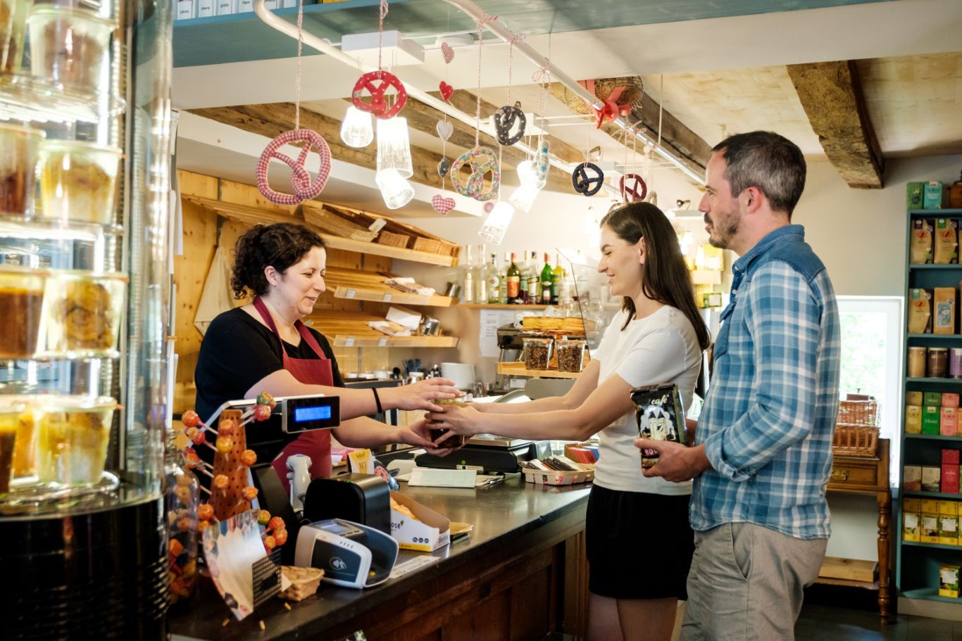 Twee personen kopen iets in de „Epicerie Am Duerf“ in Schrondweiler