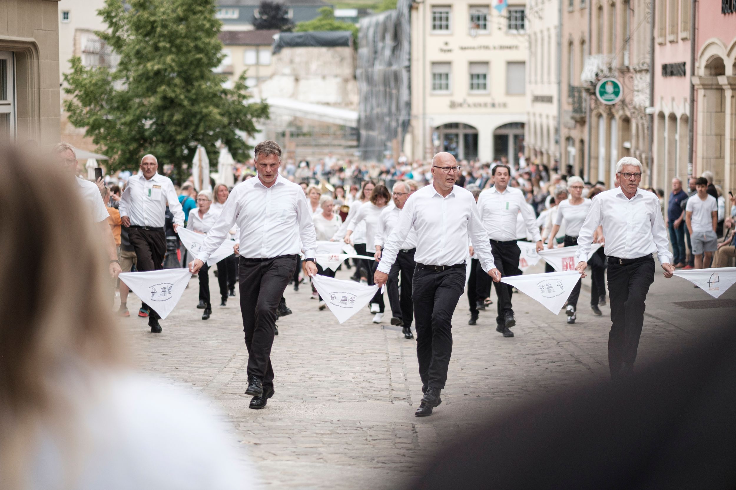 Procession dansante d'Echternach avec des personnes en habits traditionnels