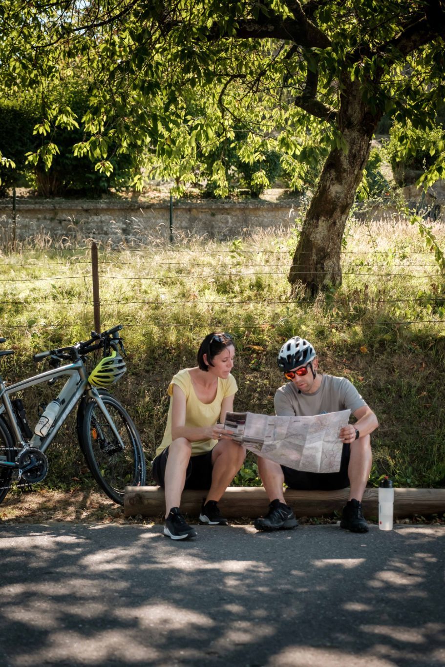 Twee fietsers nemen een pauze en bekijken de kaart