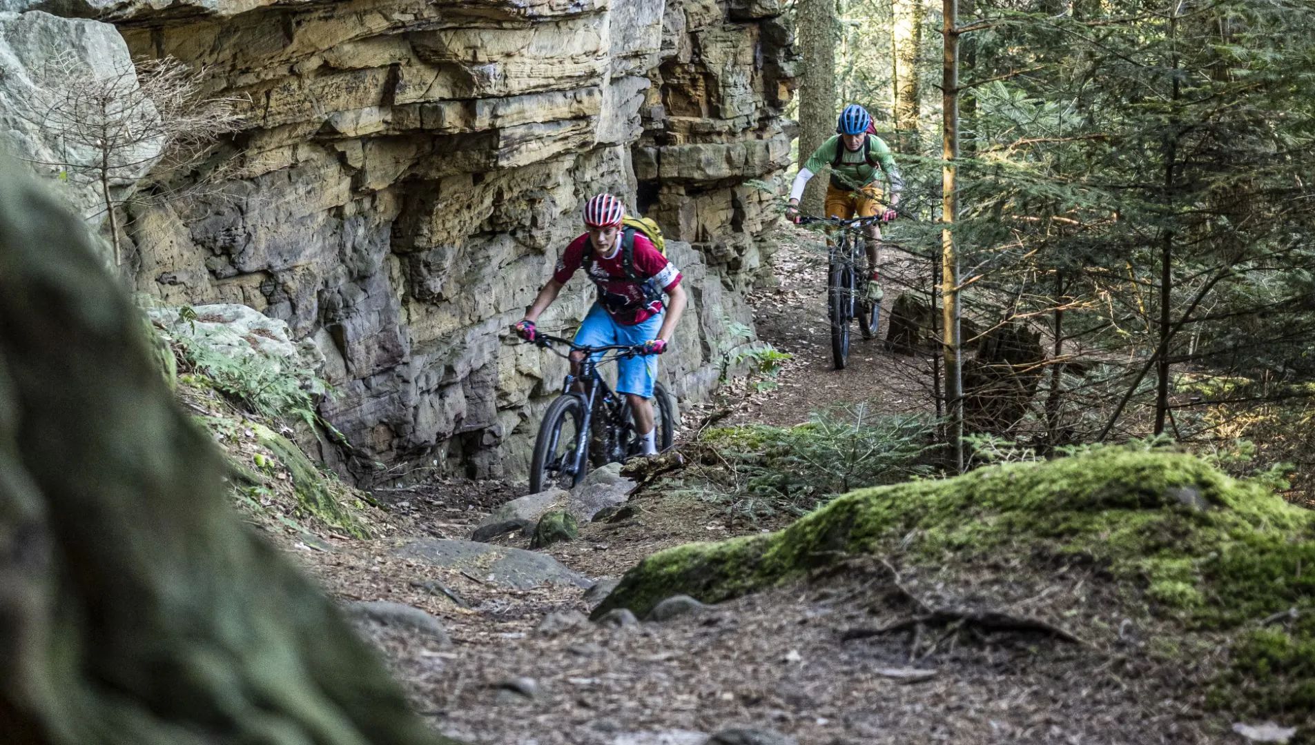 Twee mountainbikers rijden op het mountainbikepad 