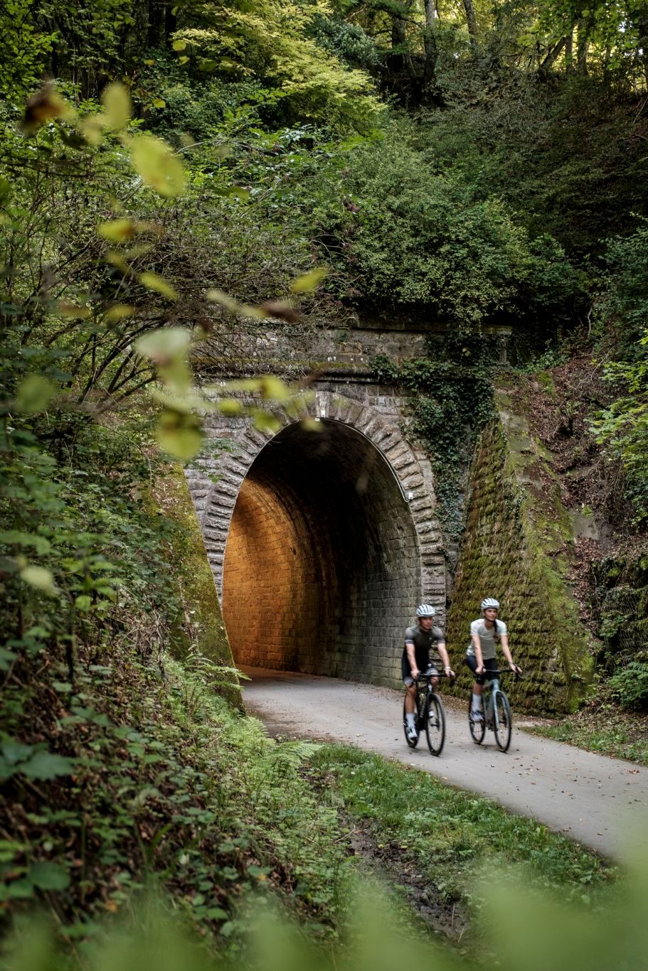 Two cyclists are leaving the ‘Becher Tunnel’