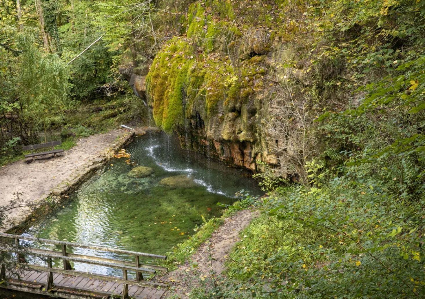 Kallektuffquell: Helder, kalkrijk water stroomt over een rotsrand