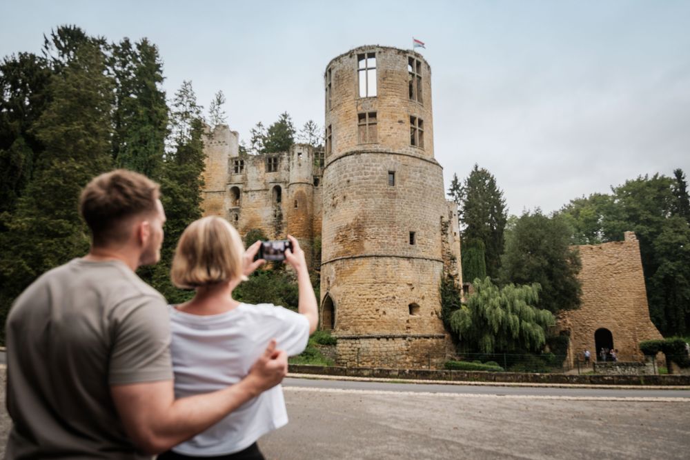 Couple prenant une photo du château de Beaufort