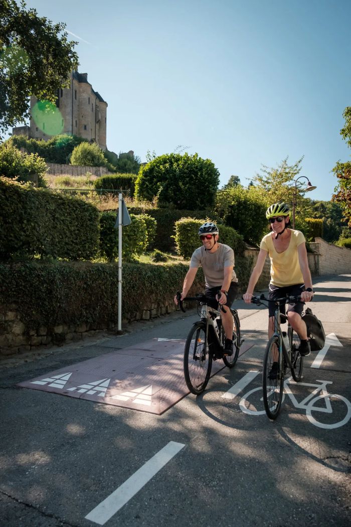 Deux cyclistes traversant Larochette
