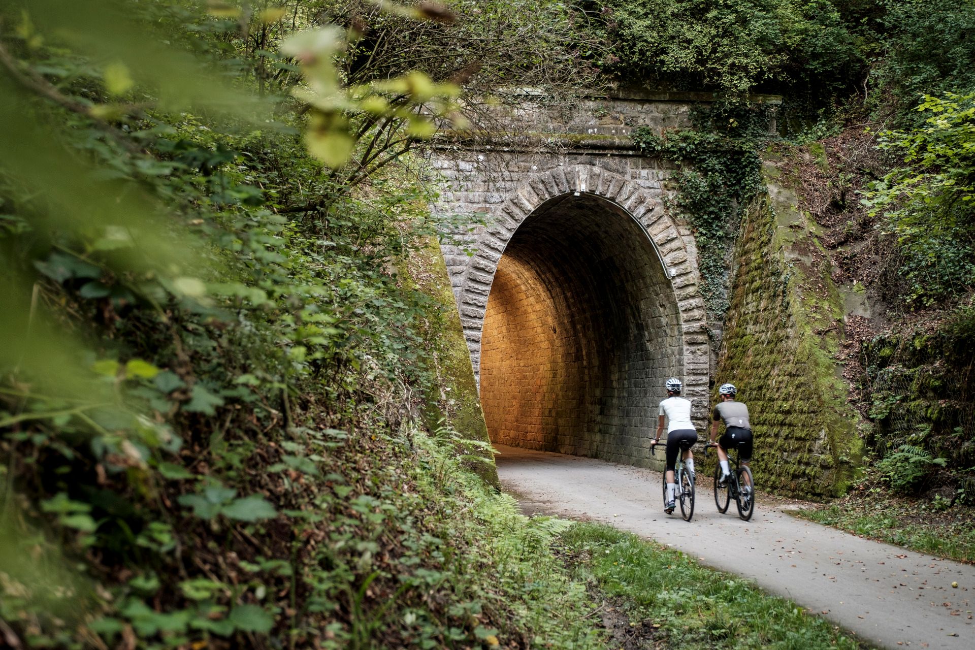Zwei Radfahrer fahren den "Becher Tunnel"
