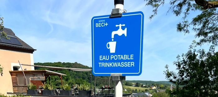 Een drinkfontein in Bech naast het “Becher Gare”.